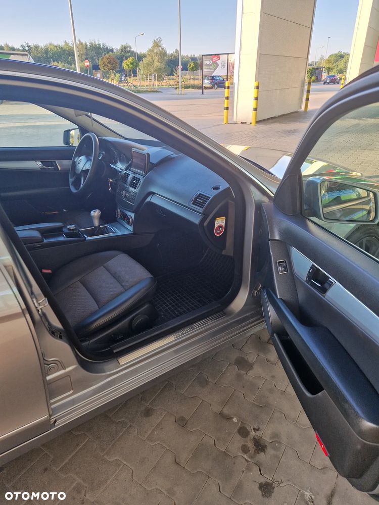 Mercedes-Benz Klasa C 220 CDI BlueEff Avantgarde - 13