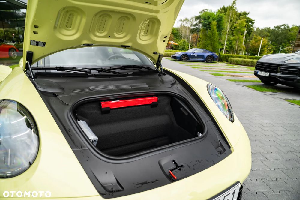 Porsche 911 Carrera T-Hybrid 4 GTS - 12