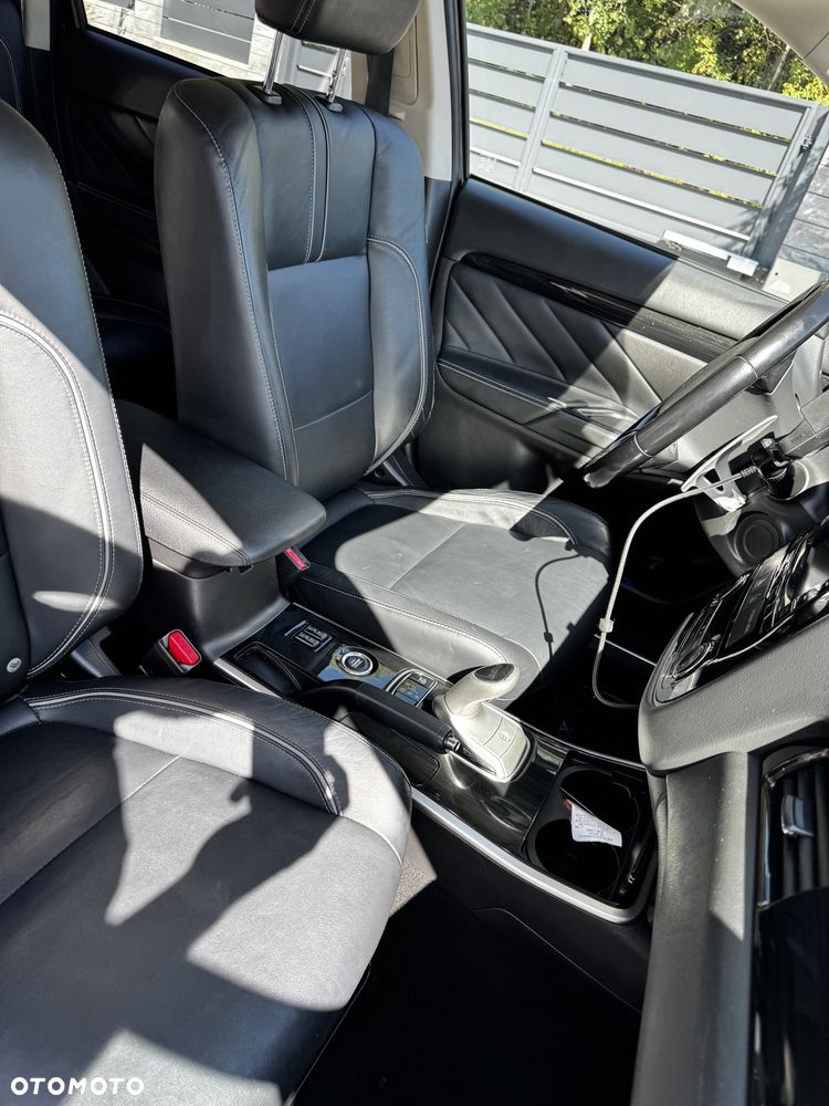 Mitsubishi Outlander Instyle NAVI + - 13