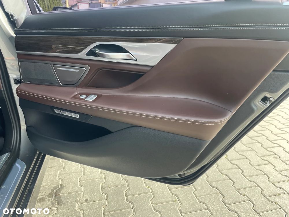 BMW Seria 7 740Le iPerformance - 25