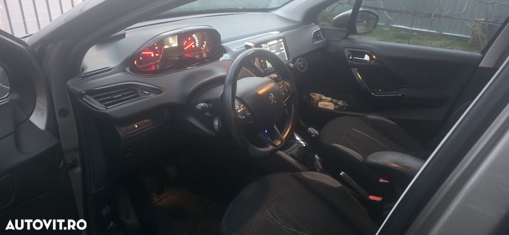 Peugeot 208 - 8