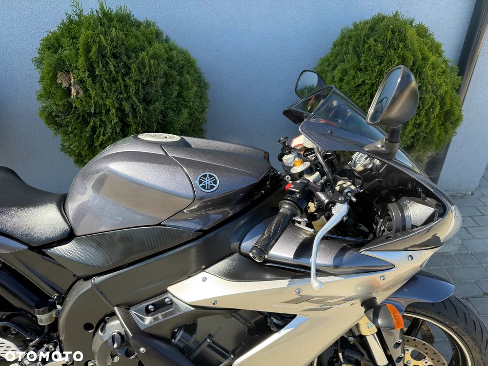 Yamaha R1 - 14