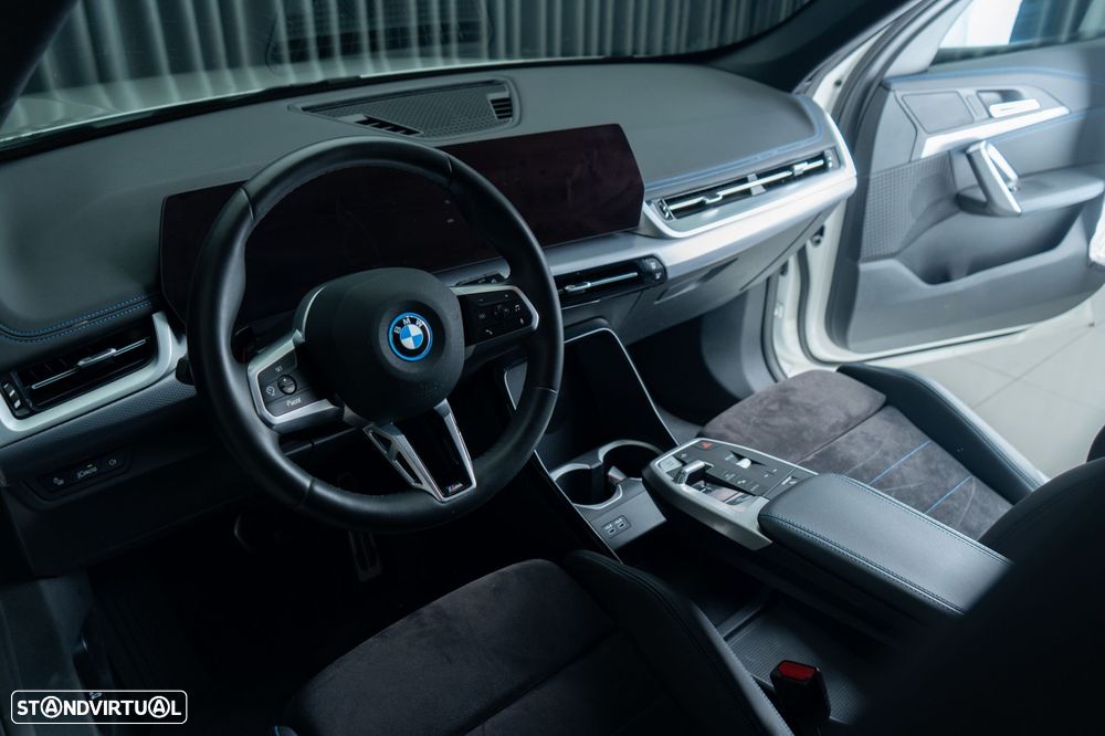 BMW iX1 eDrive20 Pack Desportivo M - 11