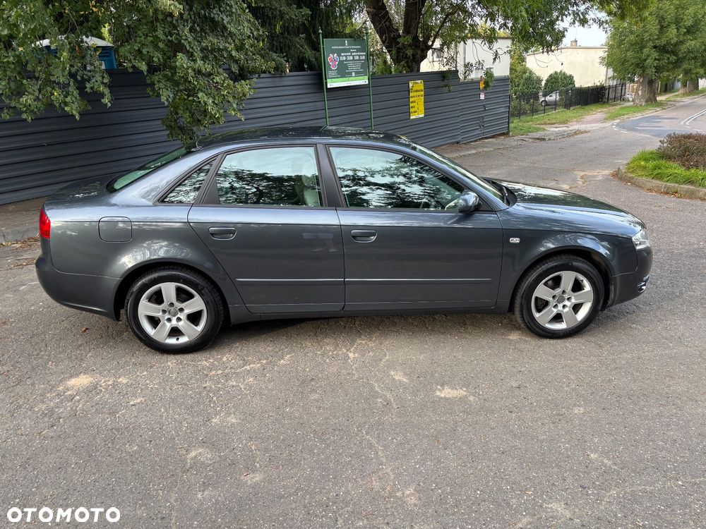 Audi A4 Limousine - 8