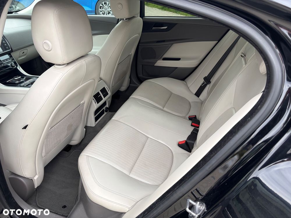 Jaguar XE 2.0 T Prestige - 14