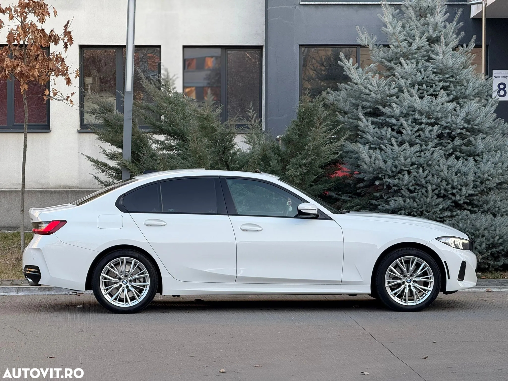BMW Seria 3 330i xDrive AT - 12