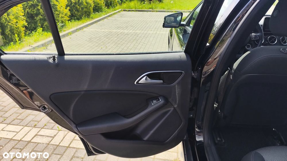 Mercedes-Benz GLA 180 - 23