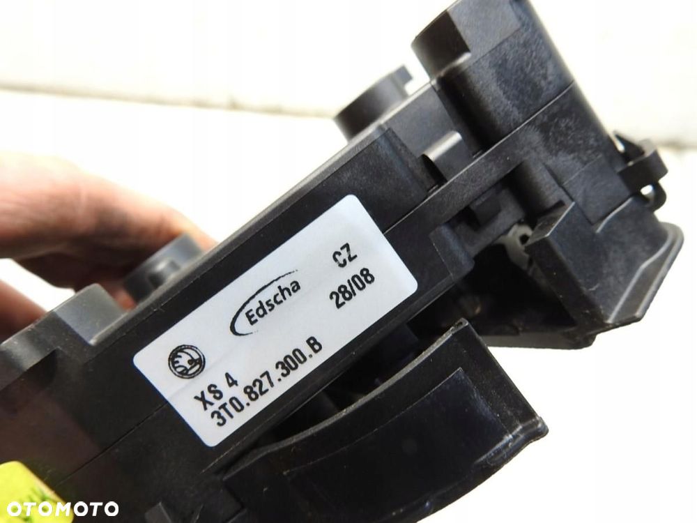 ZAMEK KLAPY BAGAŻNIKA PRAWY TYŁ SKODA SUPERB II 3T0827300B - 5