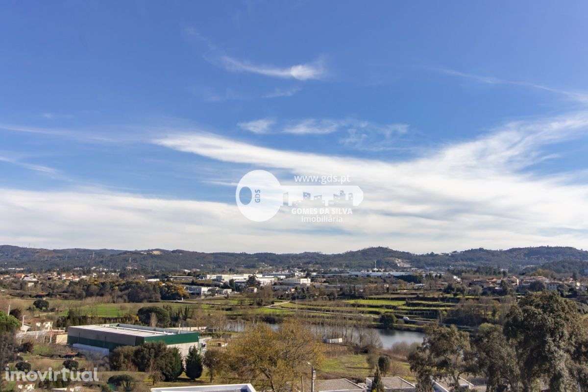 Duas moradias para restauro em Lago - Grande imagem: 3/19