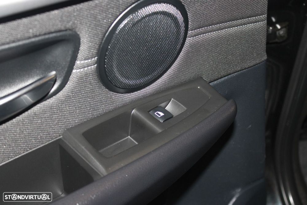 BMW 216 Gran Tourer d Auto - 28