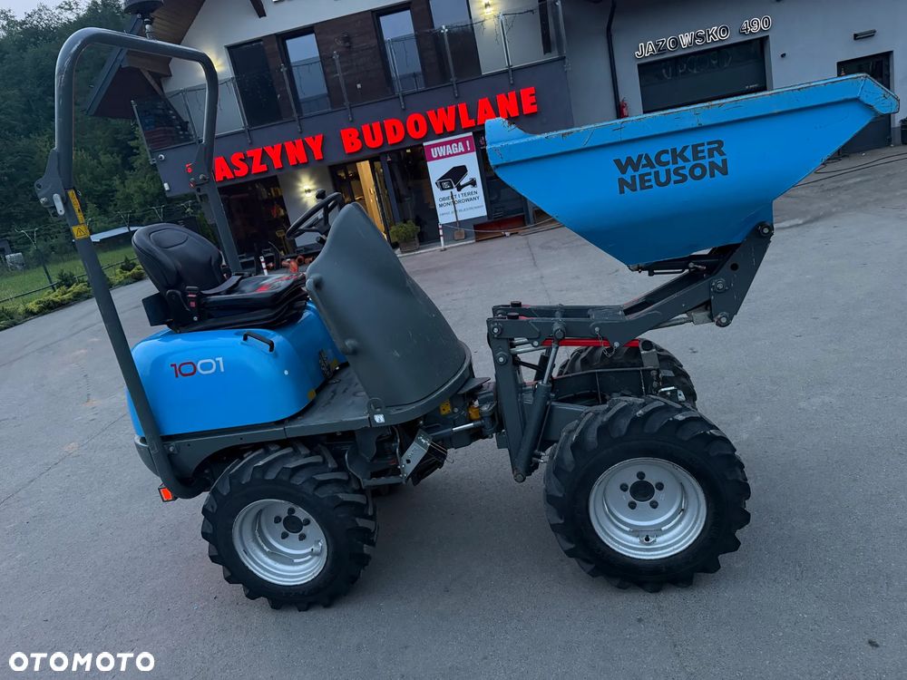 Wacker Neuson 1001 Wozidło Budowlane Rolnicze 4x4. Ładowność 1 tona. Wysokie podnoszenie+KIPER Wysoki! Sprowadzone z Norweskiej szkółki roślinnej. Maszyna Jak Nowa z Salonu 665 mtg. 2023 roku. Ani Deka luzów czy wycieków. Silnik Yanmar 3cyl. Potężna moc a maszyna bardzo mała i zwinna. Szybka wolna jazda. Oświetlenie rozbudowane. Wielka Okazja!  Jazda Rewers. Hydrostatic! Opony jak Nowe! - 16