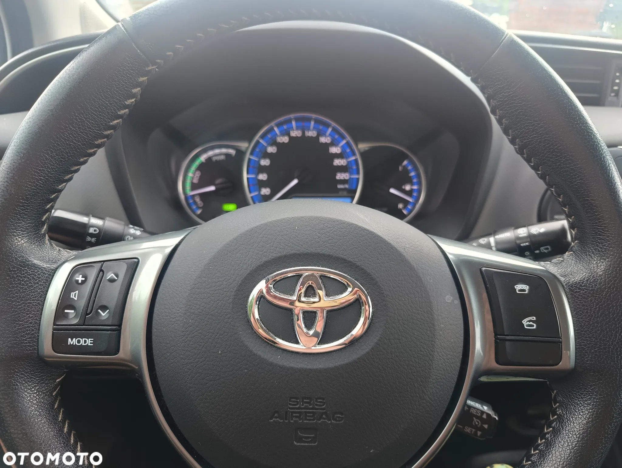 Toyota Yaris Hybrid 100 Premium - 23