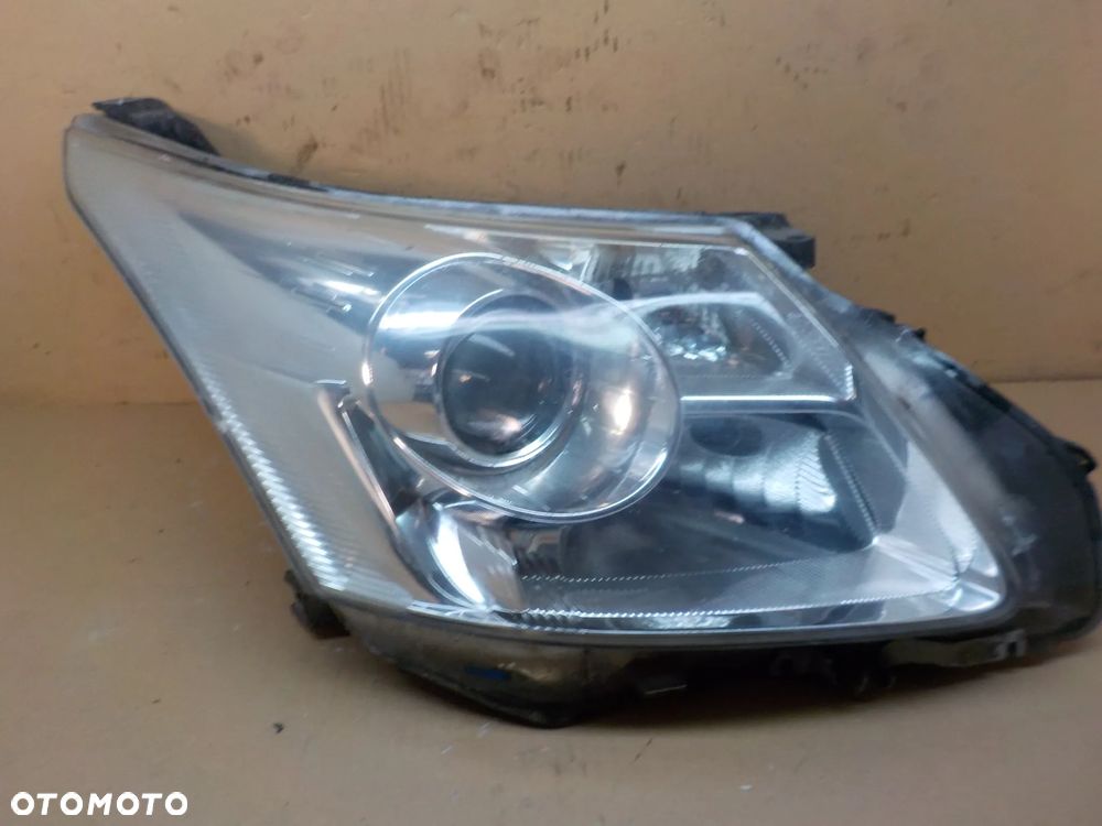 TOYOTA AVENSIS T27 LAMPA PRAWY PRZÓD UK