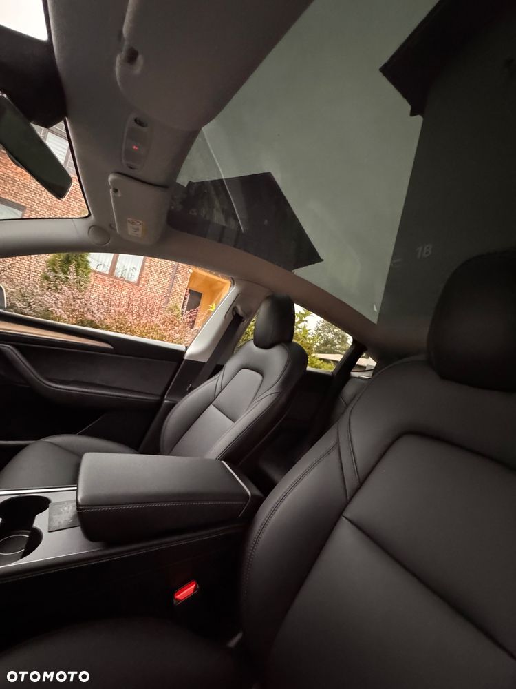 Tesla Model Y Long Range AWD - 27
