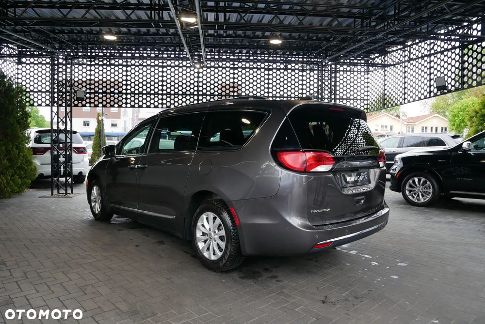 Chrysler Pacifica - 4