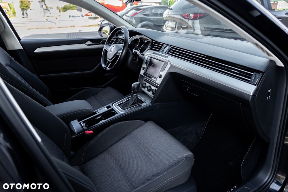 Volkswagen Passat Variant 2.0 TDI SCR DSG Trendline - 23