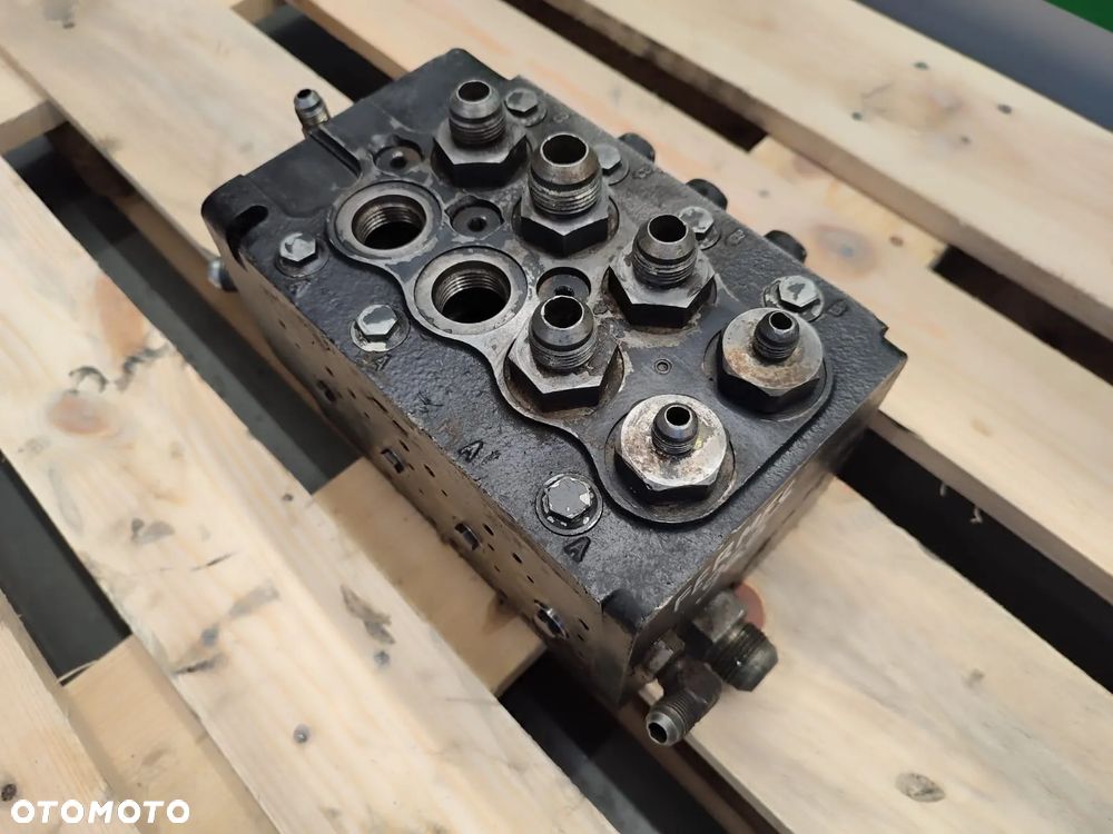 Rozdzielacz hydrauliczny 161B0014 319D28348 Fermec 965 - 4