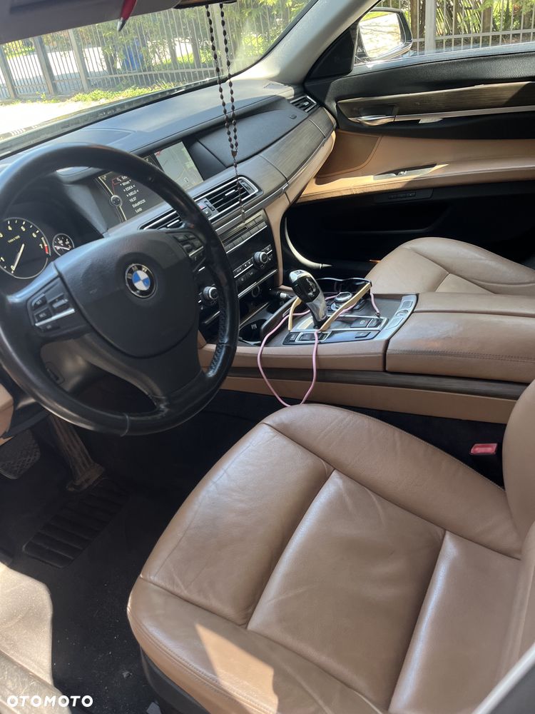 BMW Seria 7 740i - 8