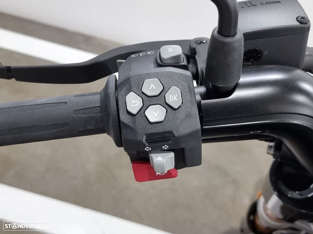 BMW CE 02 Cosmicblack - 11