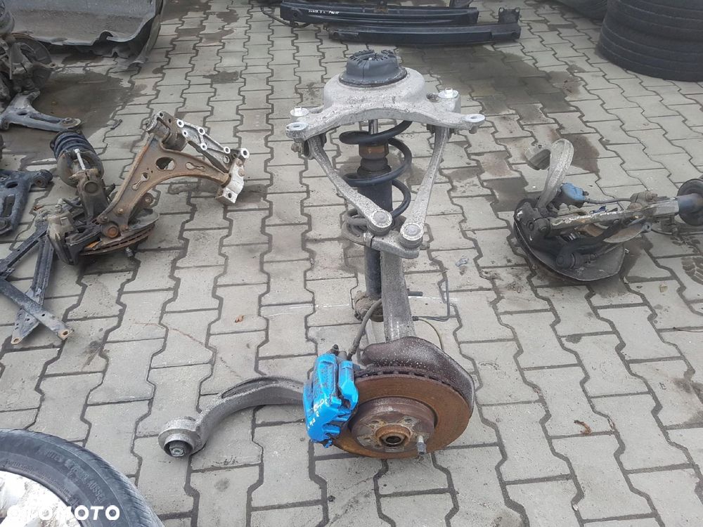 AUDI A4 B8 2.0 TDI ZWROTNICA PRAWA PRZÓD - 1