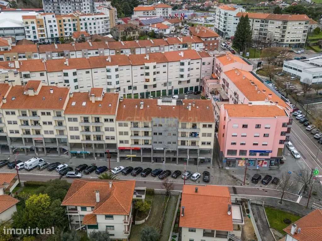 Sótão com dois quartos para venda no centro de Oliveira do Hospital - Grande imagem: 2/17