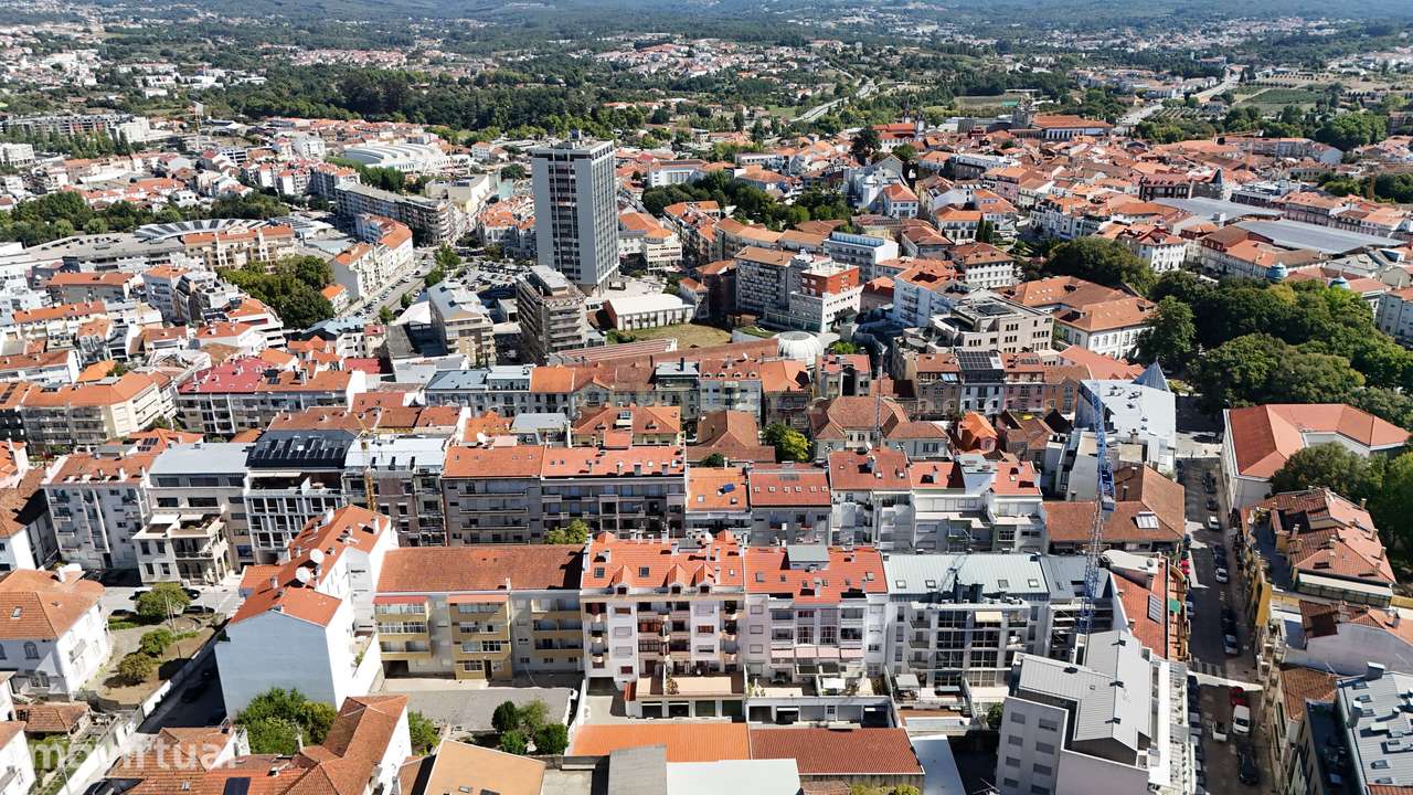 Apartamento Espaçoso em Viseu com 6 Quartos e Garagem - Grande imagem: 2/17