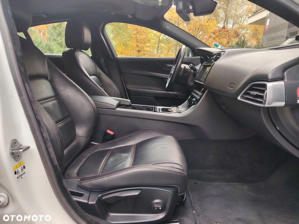 Jaguar XE 2.0 D Portfolio - 14