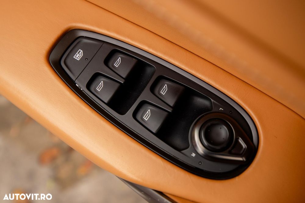 Aston Martin DBX - 30