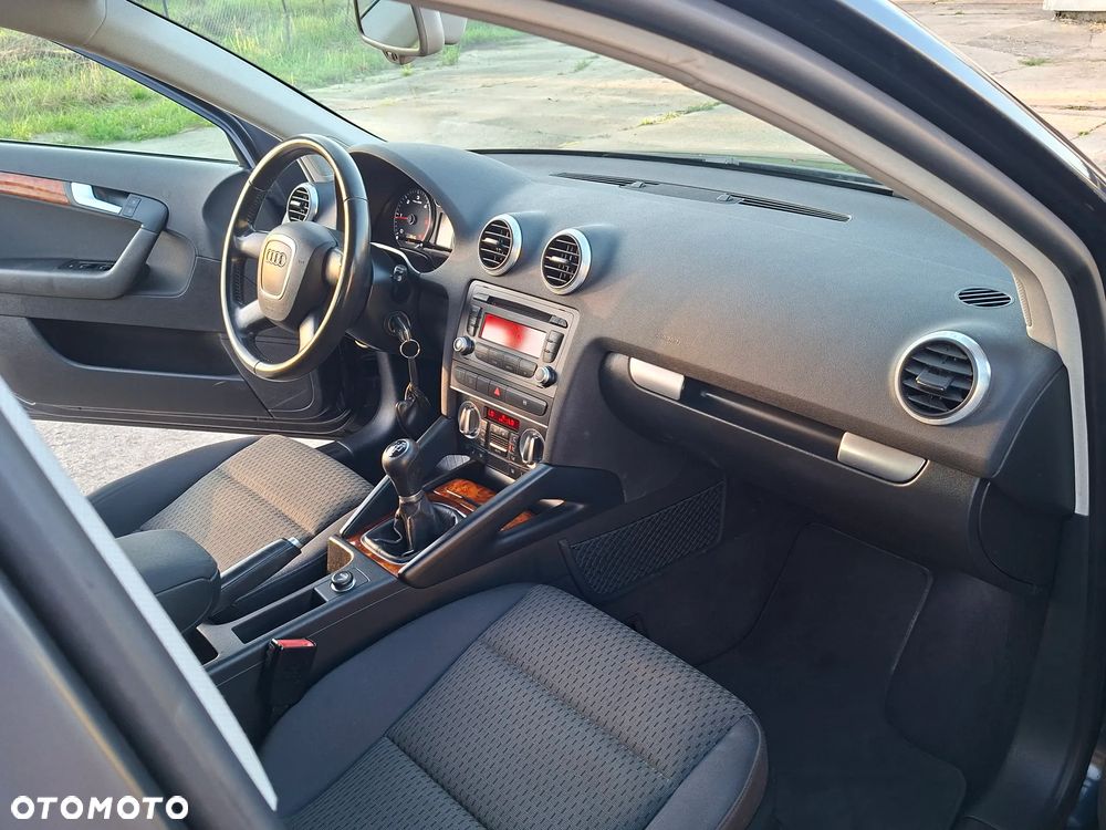 Audi A3 Sportback 1.6 TDI DPF Ambiente - 7