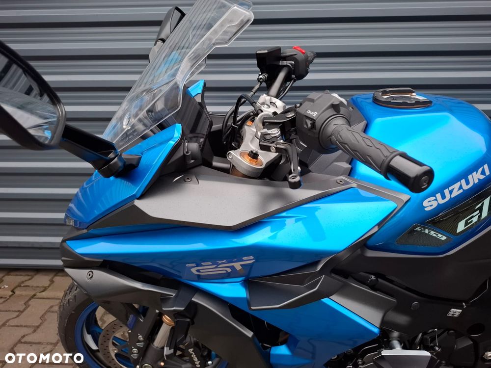Suzuki GSX - 12