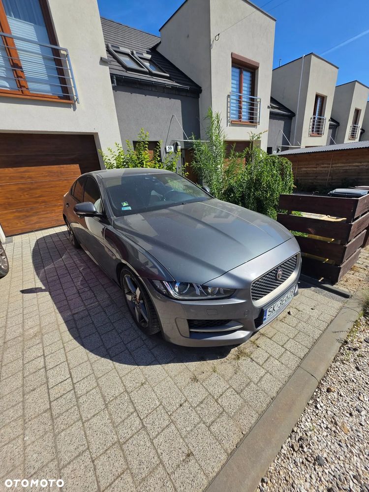 Jaguar XE 2.0 T R-Sport - 4