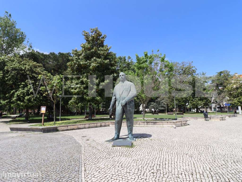 Prédio com 3 andares independentes no centro do Barreiro - frente a... - Grande imagem: 2/23