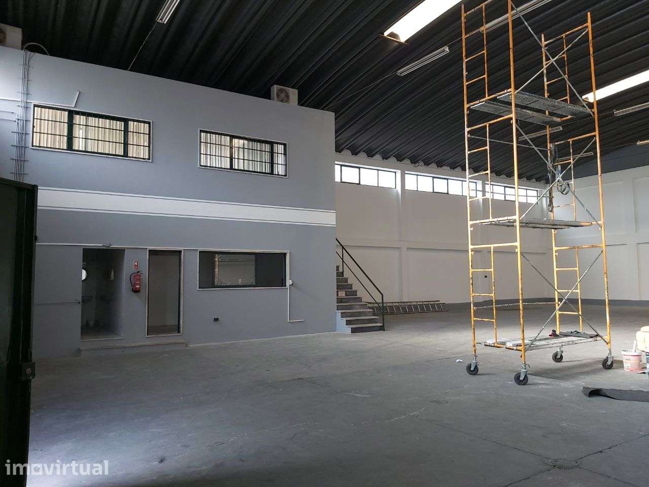 Armazém amplo em zona Industrial bons acessos - Grande imagem: 3/13