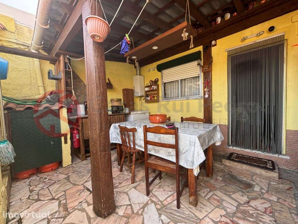 Moradia com dois apartamentos independentes no Laranjeiro, Almada - Grande imagem: 2/35