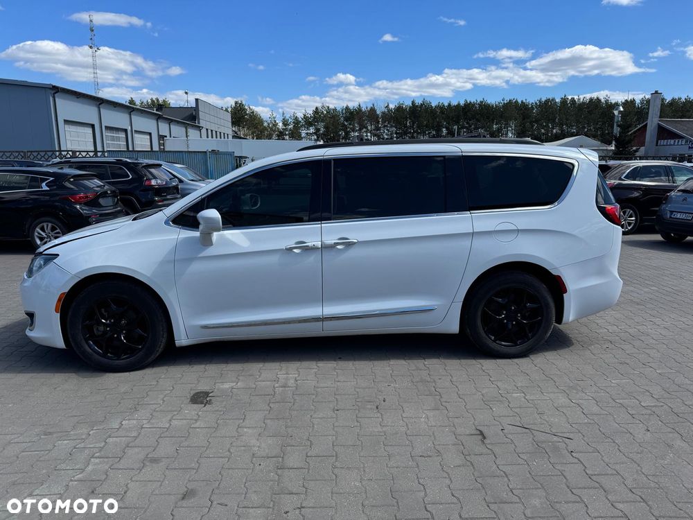 Chrysler Pacifica - 4