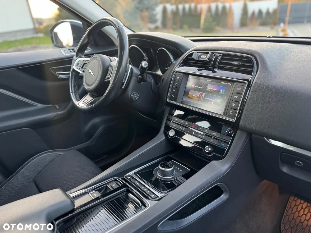 Jaguar F-Pace 2.0 i4P AWD R-Sport - 33