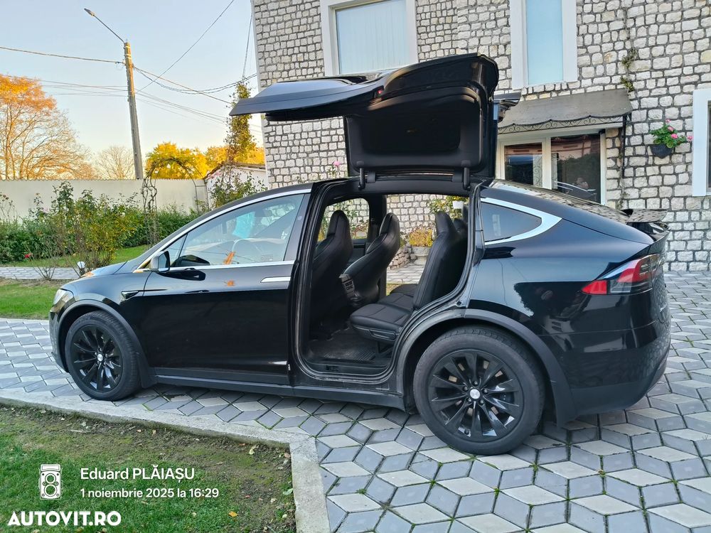 Tesla Model X - 10