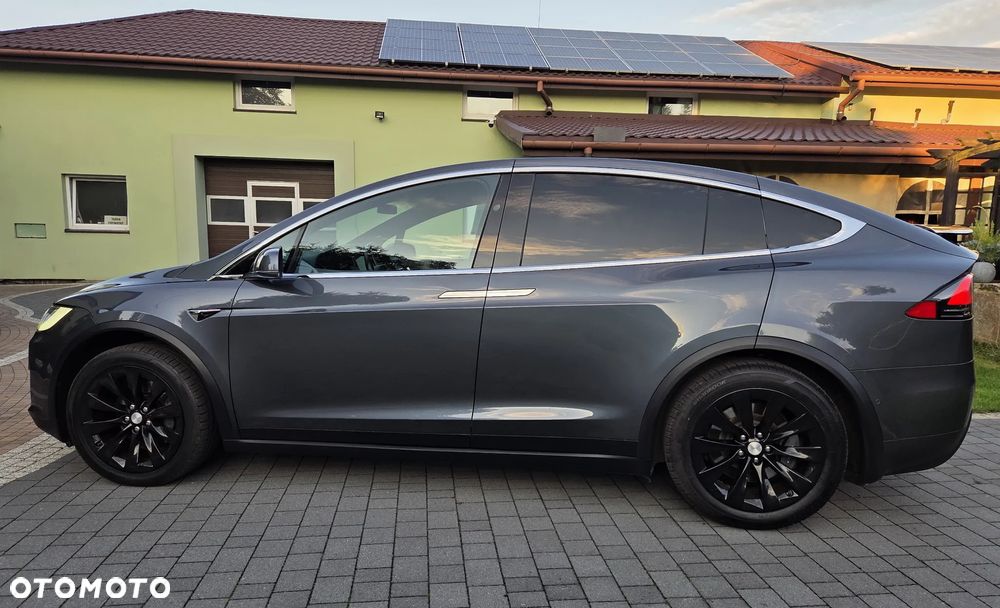 Tesla Model X - 4