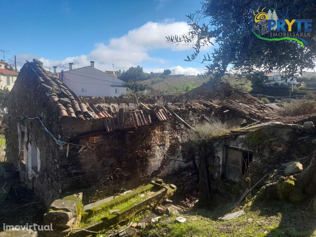 Prédio urbano em Corujeiro composto por três artigos urbanos em ruínas - Grande imagem: 5/21