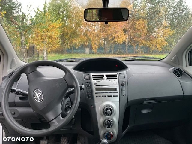 Toyota Yaris 2007 photo 2