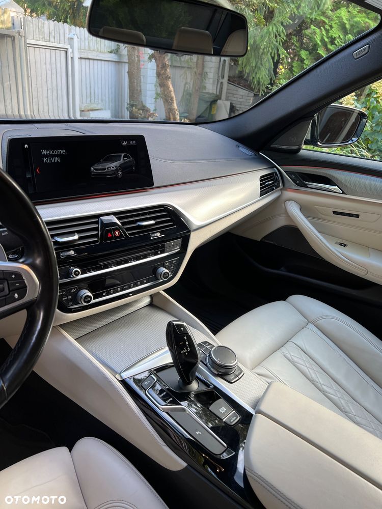 BMW Seria 5 M550i xDrive sport - 24
