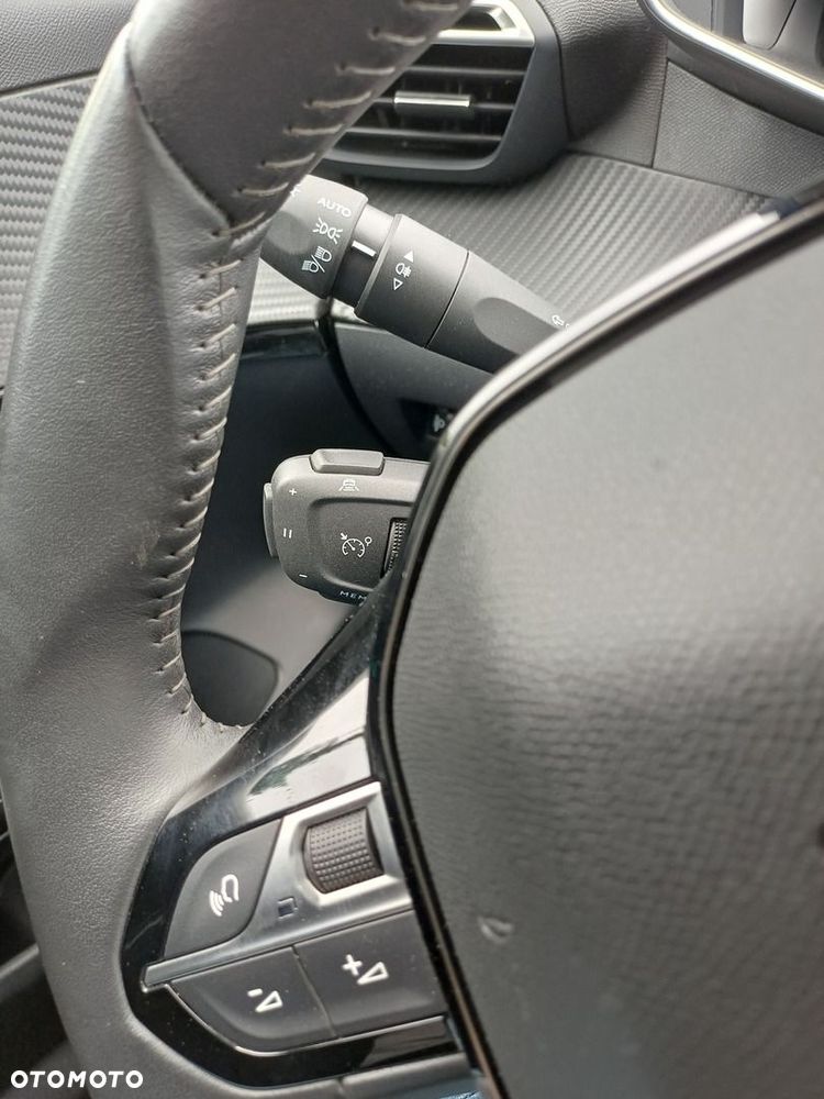 Peugeot 208 - 25