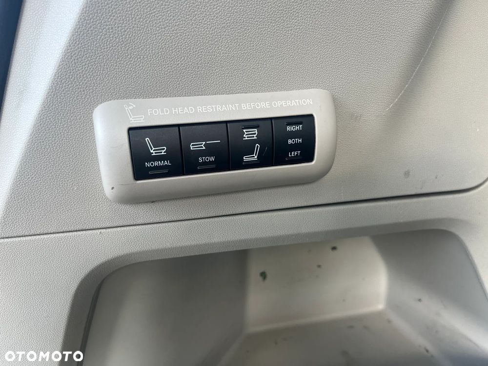 Chrysler Town & Country - 21