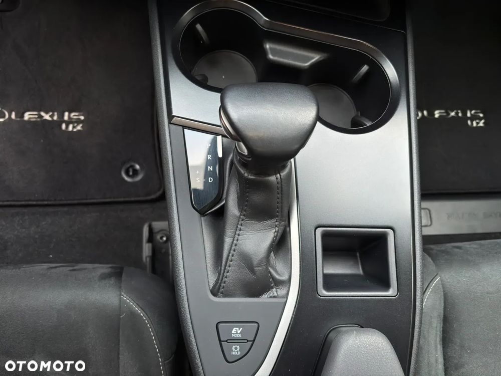 Lexus UX 250h GPF Business 2WD - 28