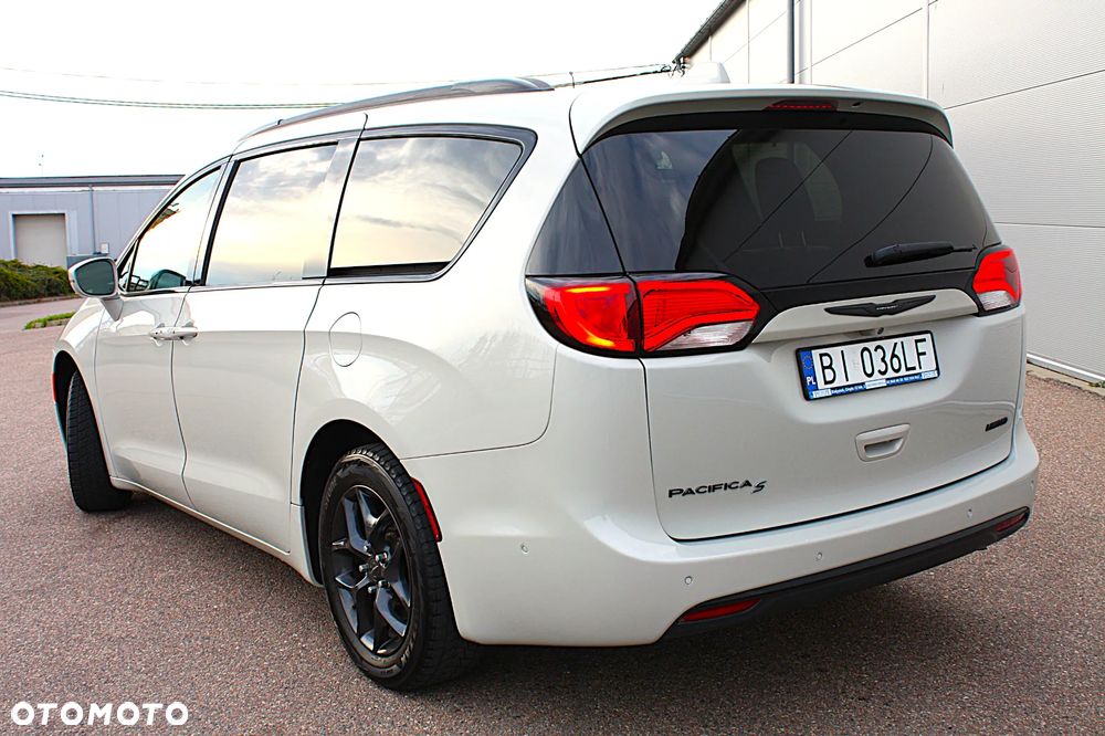 Chrysler Pacifica - 4