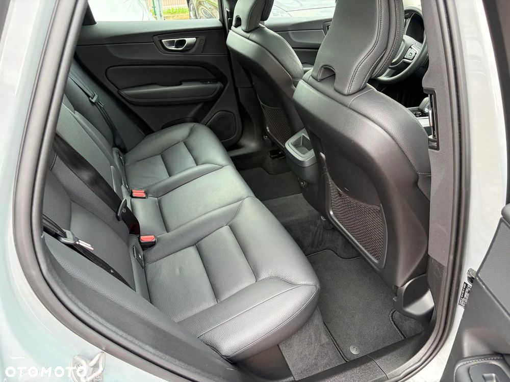 Volvo XC 60 B4 D Plus Dark - 19