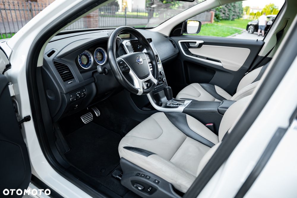Volvo XC 60 D5 AWD Geartronic Momentum - 17