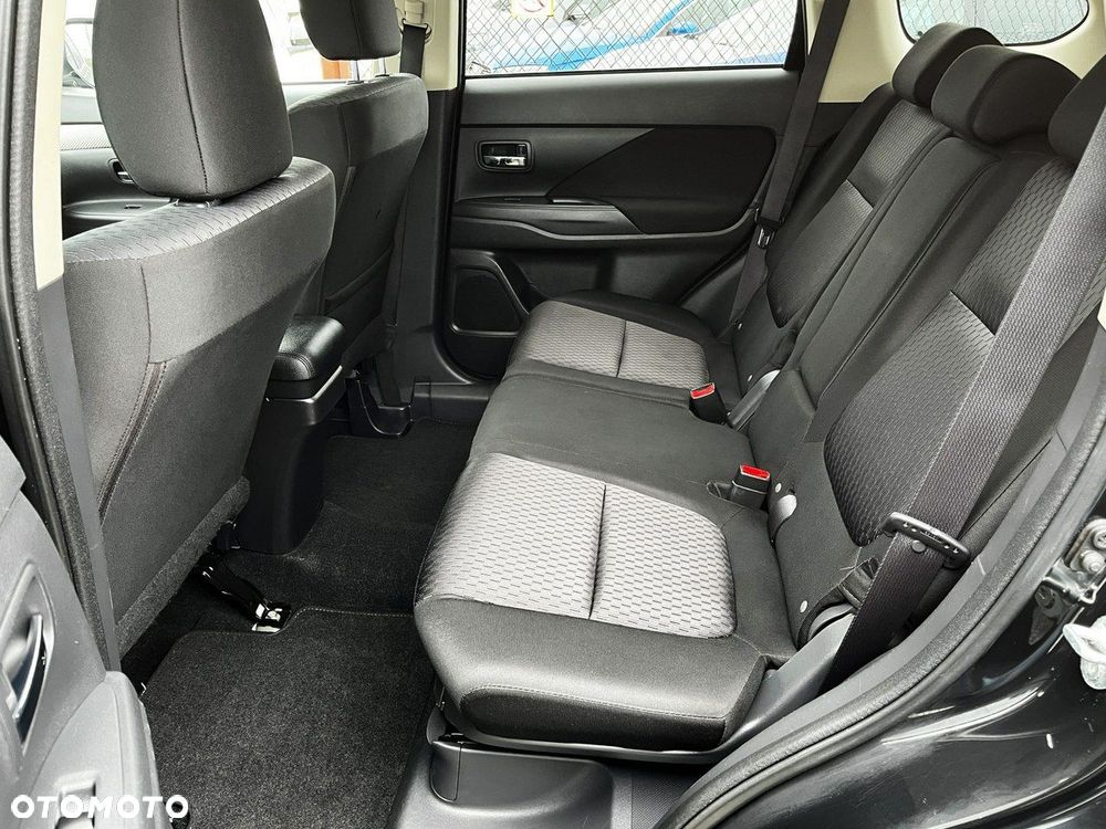 Mitsubishi Outlander 2.0 Instyle + 4WD CVT - 31