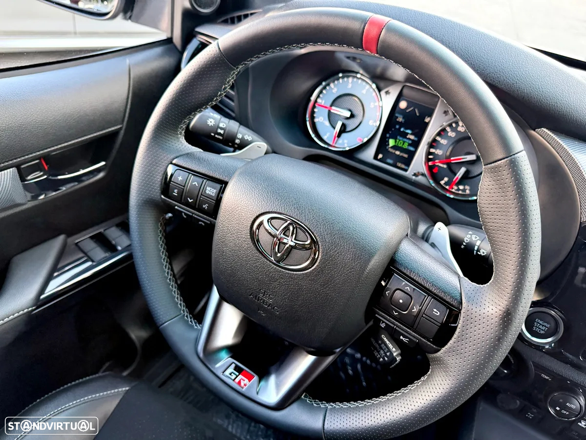 Toyota Hilux 2.8 D-4D 4WD GR Sport - 12