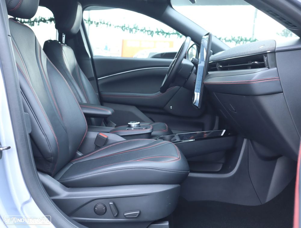 Ford Mustang Mach-E 75.7 kWh Premium AWD - 25